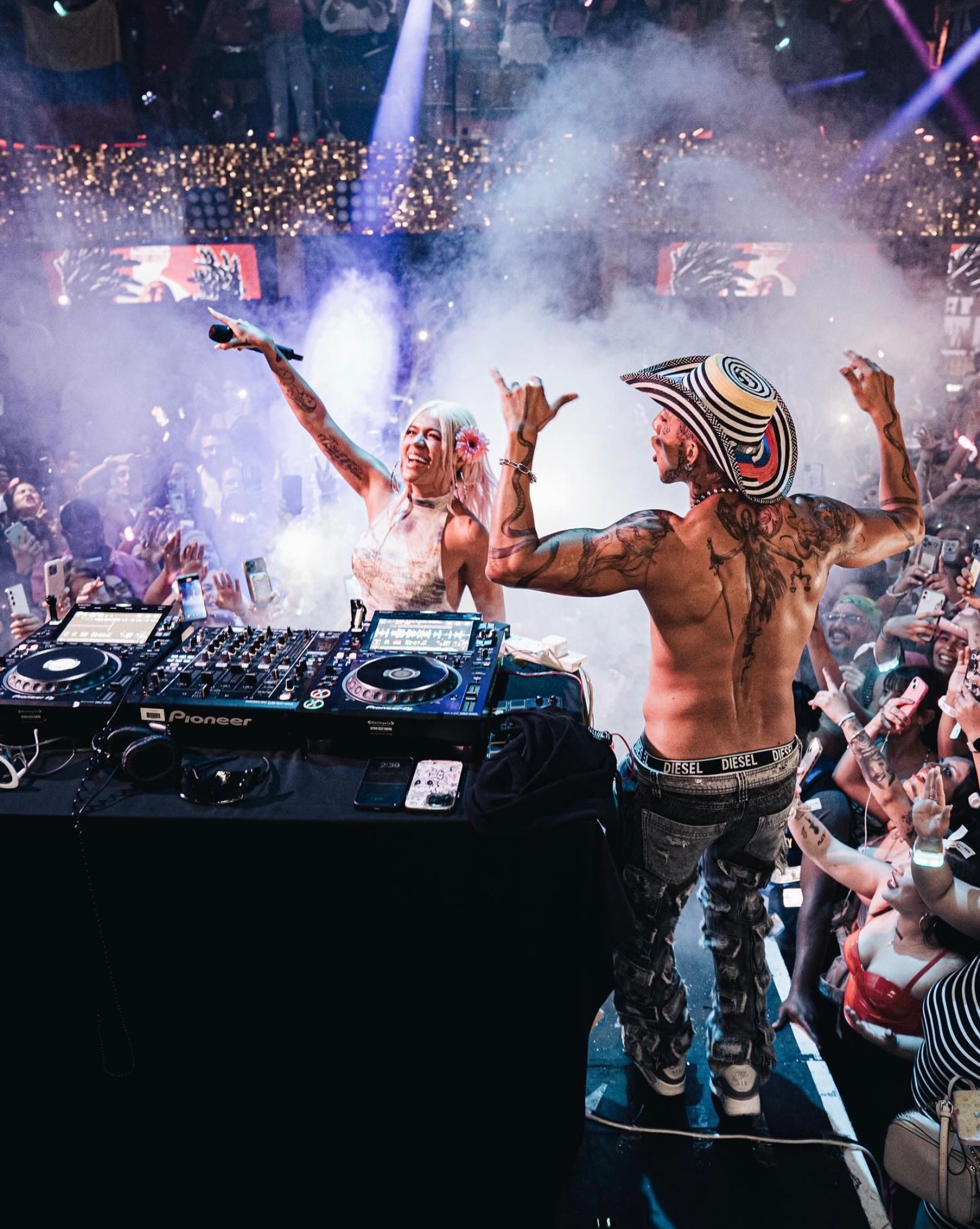 DE MEDELLÍN PARA EL MUNDO: EL JEAN ICÓNICO QUE CONECTÓ A OPULENT CON KAROL G