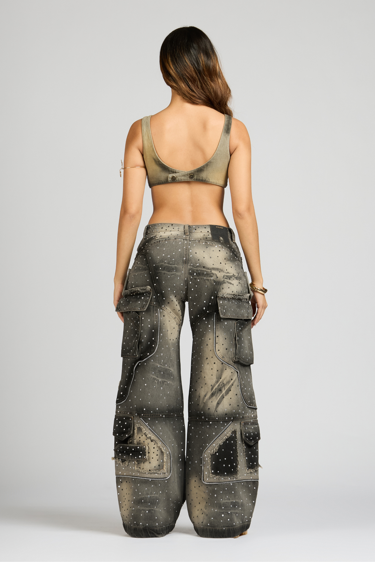 SET CROP TOP Y JEAN SIGNATURE COFFE CON PEDRERÍA