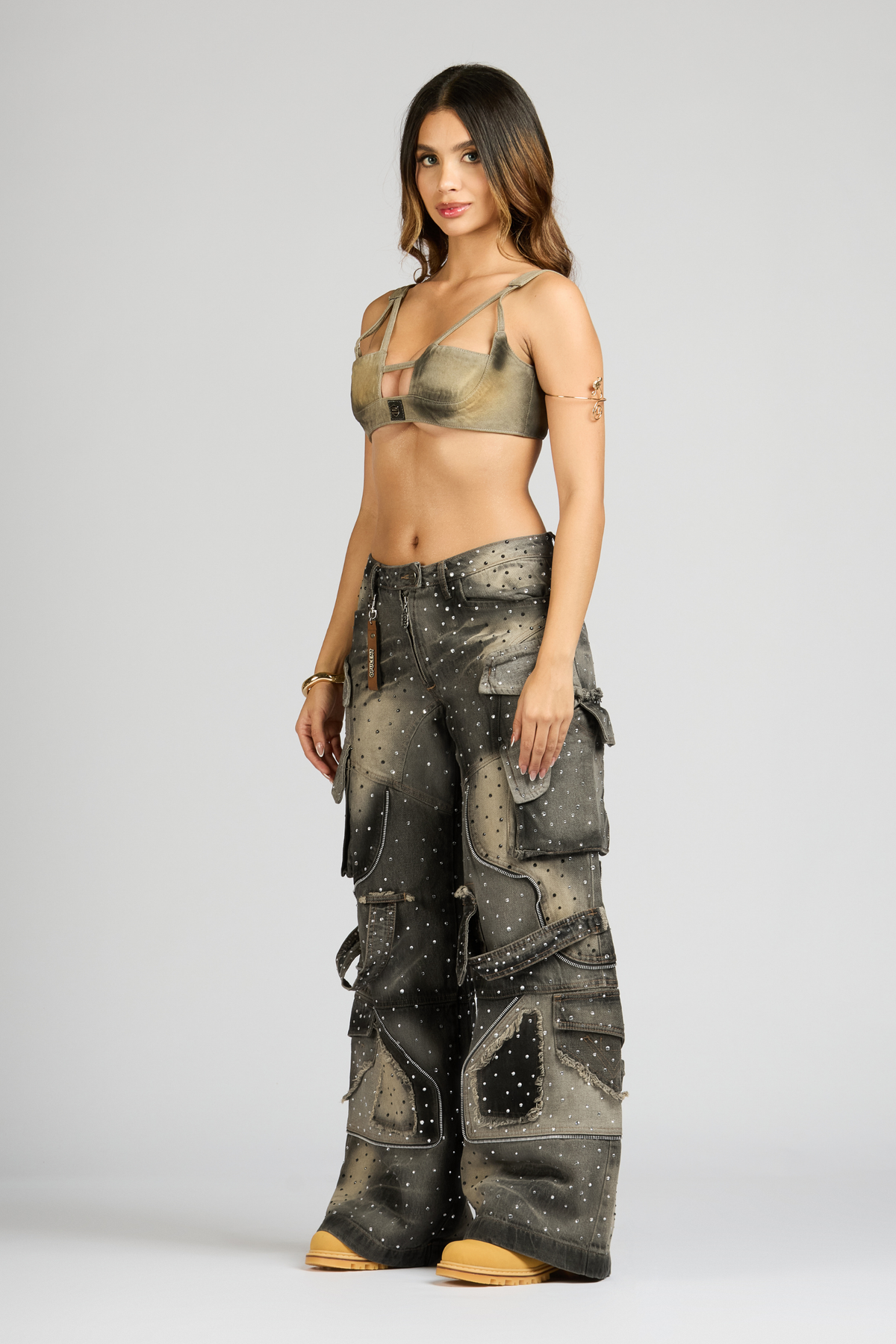 SET CROP TOP Y JEAN SIGNATURE COFFE CON PEDRERÍA