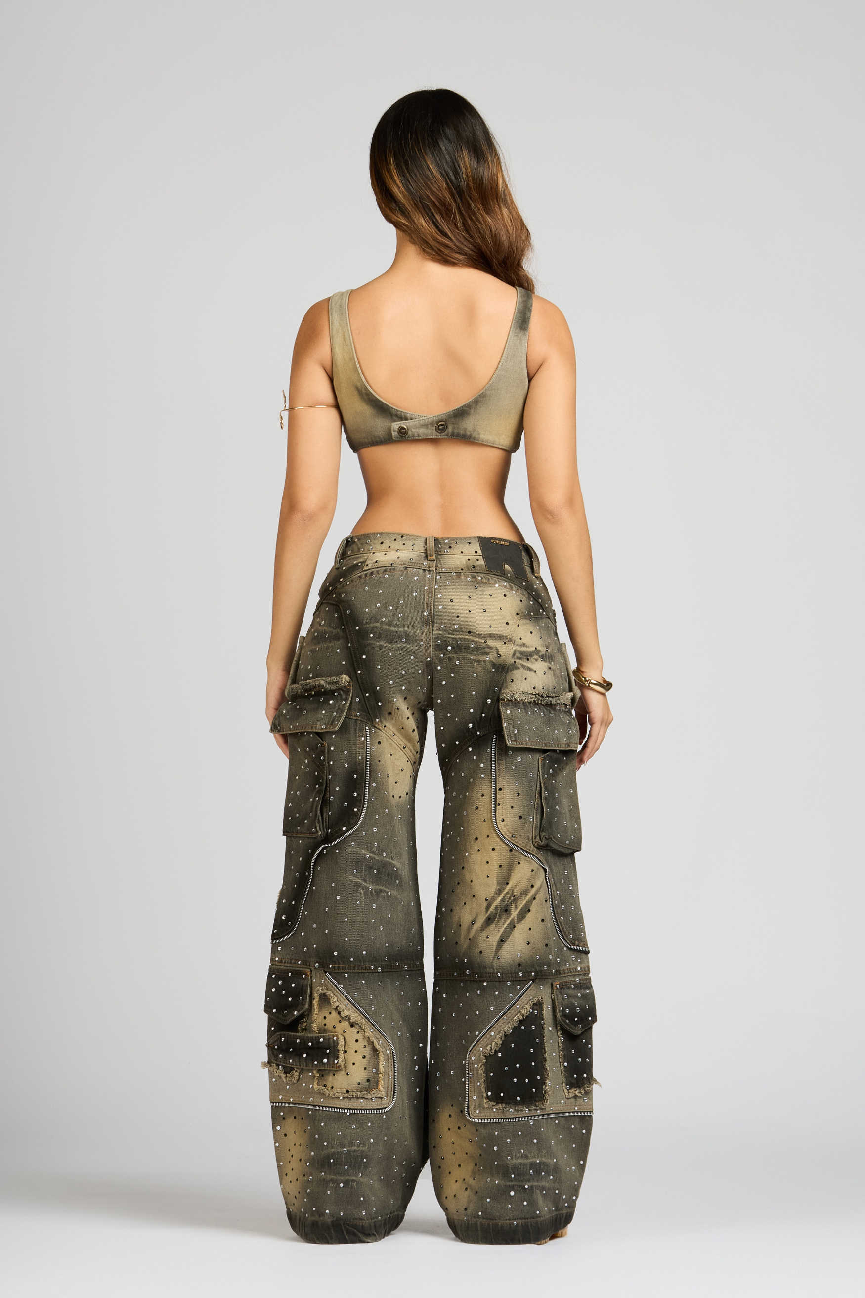 SET CROP TOP Y JEAN SIGNATURE COFFE CON PEDRERÍA