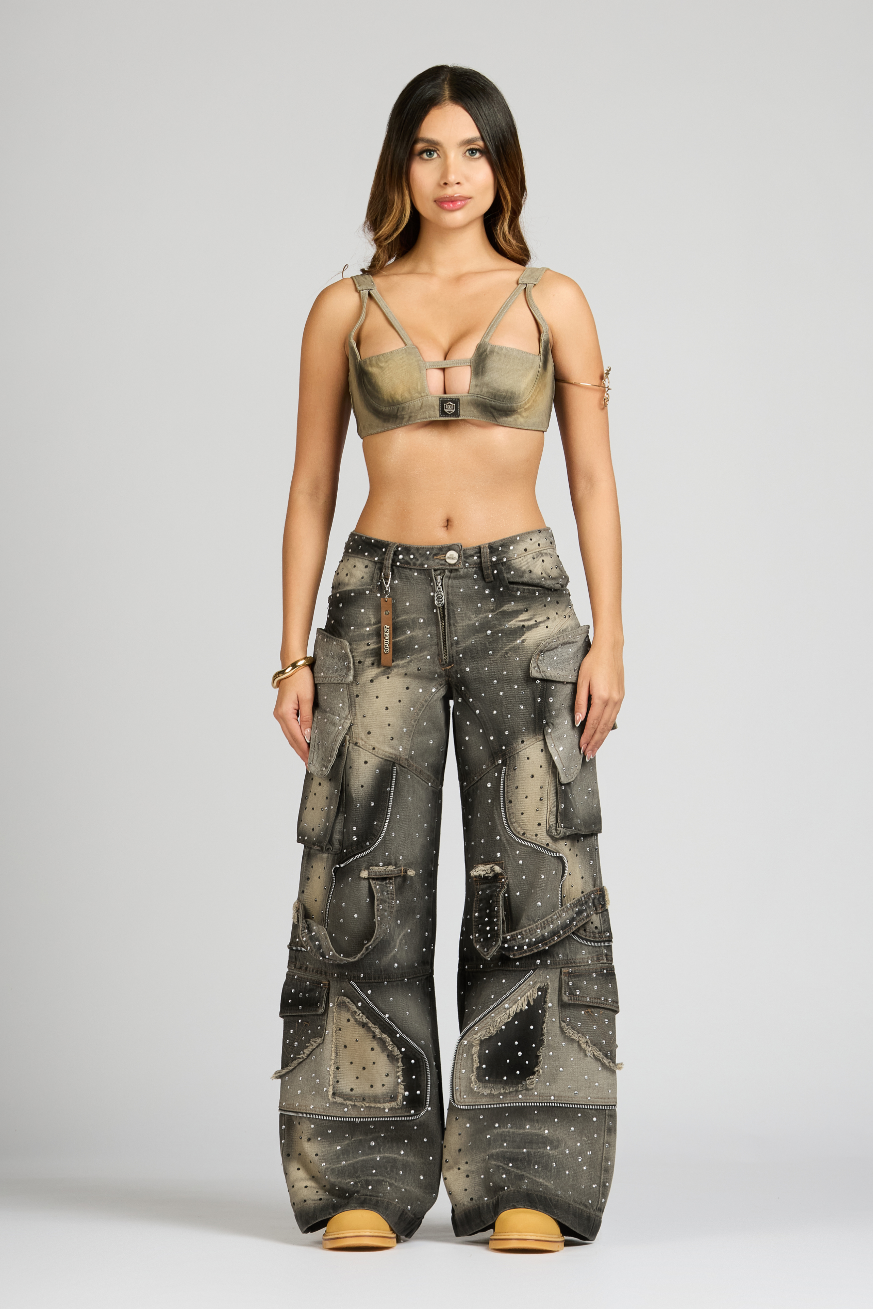 SET CROP TOP Y JEAN SIGNATURE COFFE CON PEDRERÍA